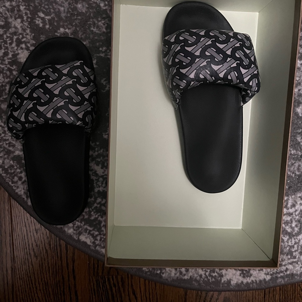 Burberry slides with monogram in great condition